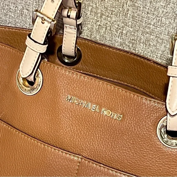 MICHAEL KORS Tan Tote snap closure 4 outside pockets. Adjustable Straps - Picture 13 of 14